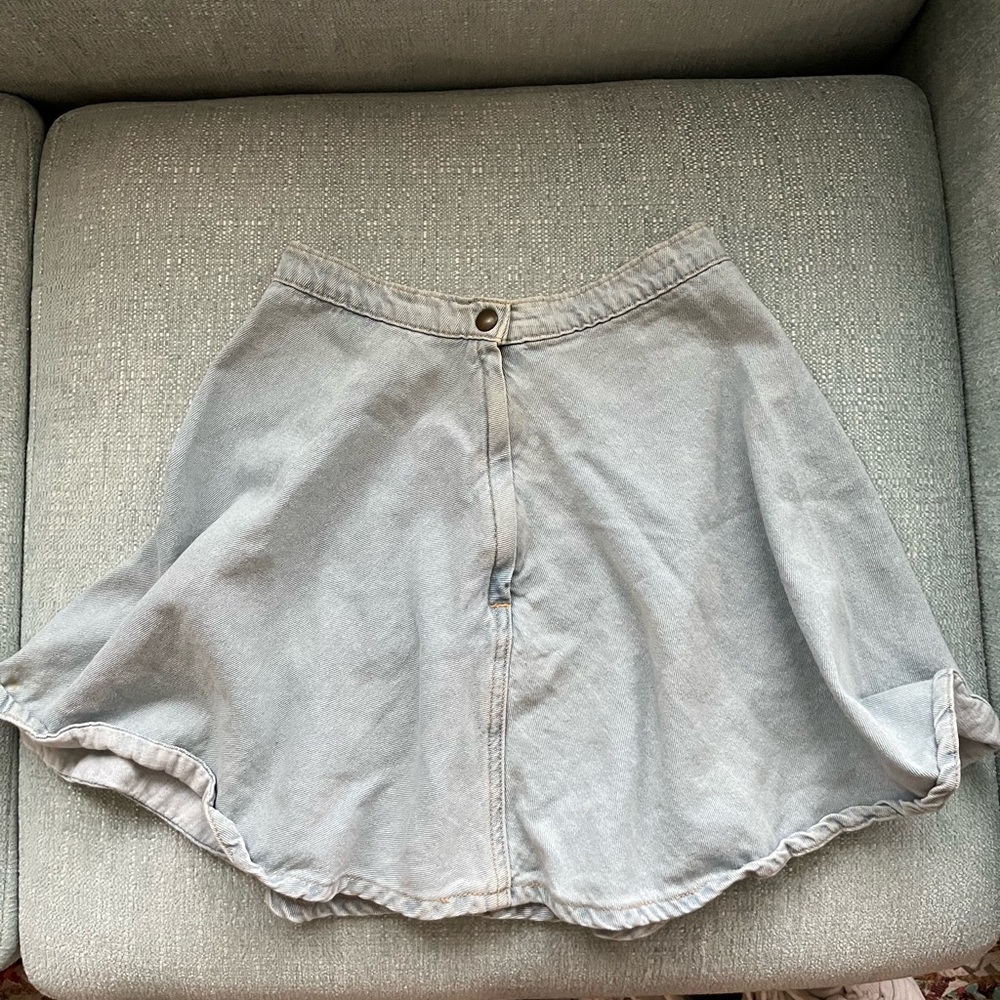 American Apparel light wash denim skirt 🥰